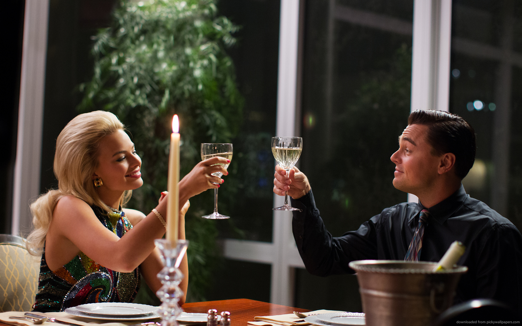 leonardo-dicaprio-and-margot-robbie-drinking